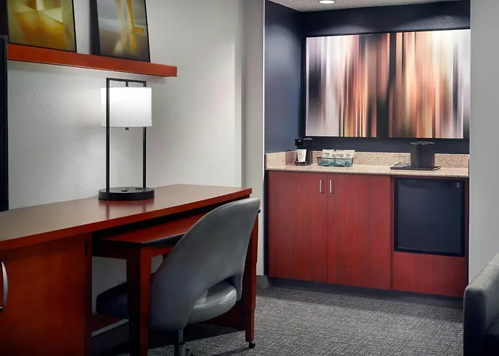 Courtyard By Marriott Downtown/capital Hotel 3*