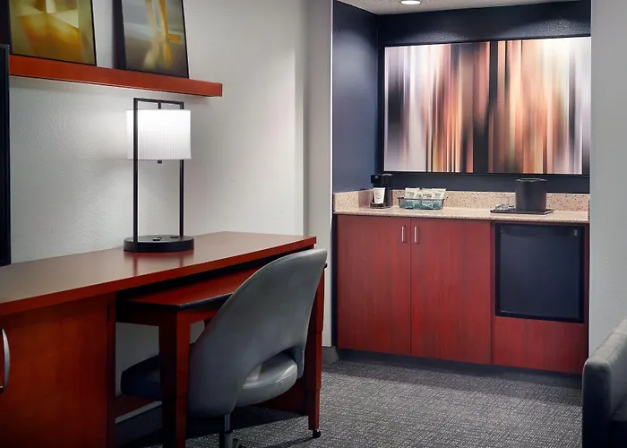 Courtyard By Marriott Downtown/capital