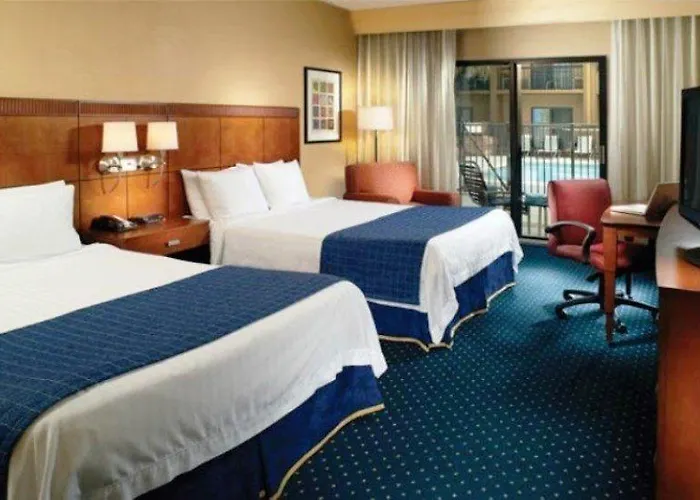 Courtyard By Marriott Downtown/capital Hotel